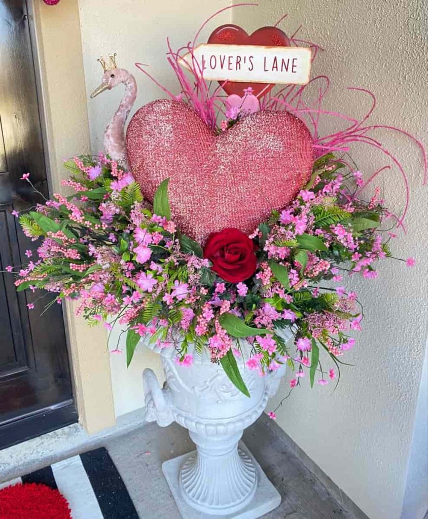 26 Sweetest Outdoor Valentines Day Decorations in 2023